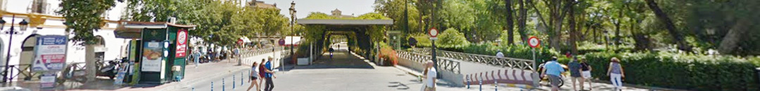 Un Kiosco y gente paseando